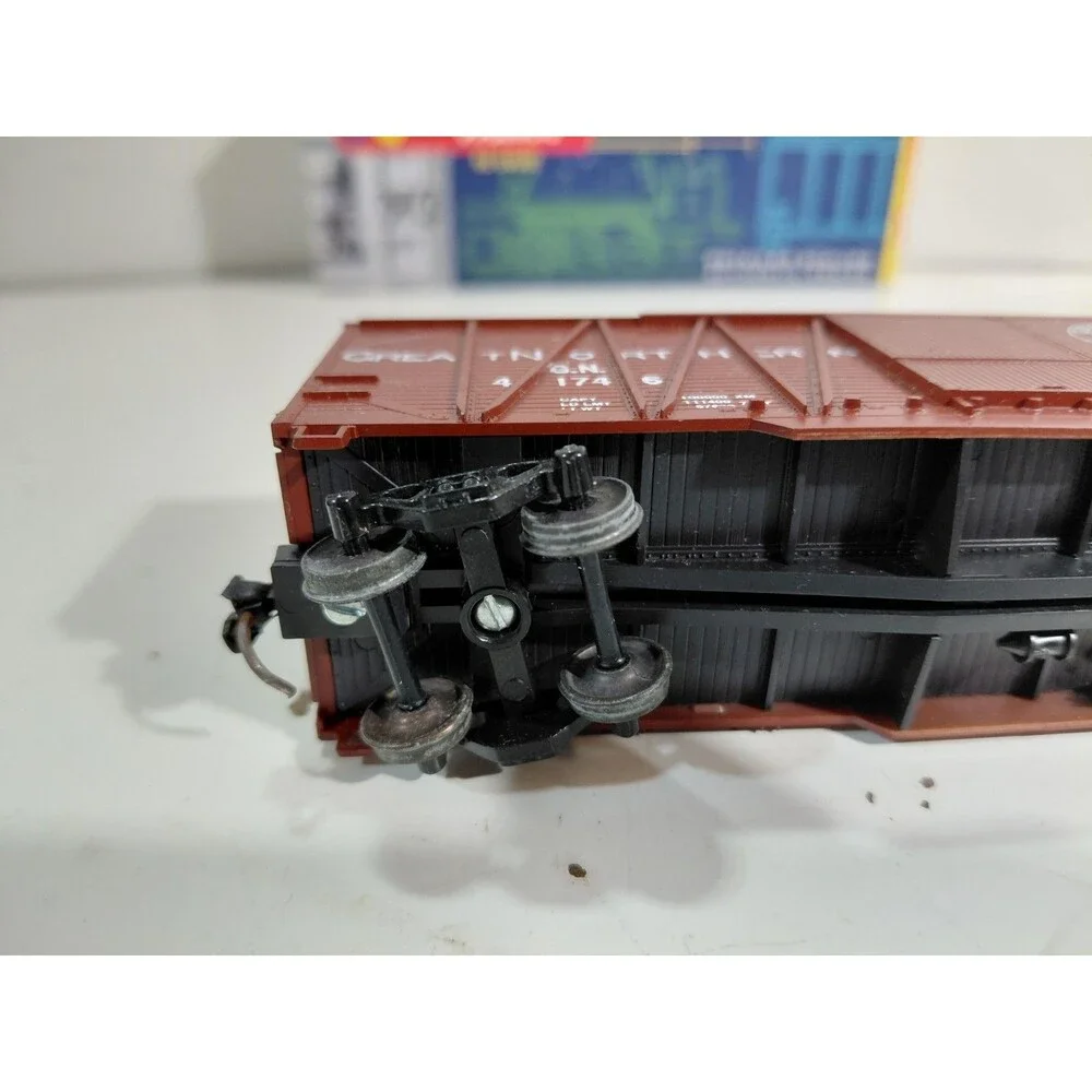 Roundhouse 2121 HO Gauge Model Railroad Great Northern Reefer Car w/Knuckle &Box